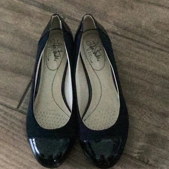 Life Stride Black Flats with Patent Leather Accents - Picture 1 of 1